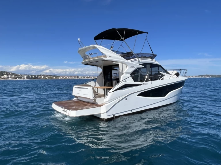 Noleggiare una Galeon Galeon 360 Fly a Cannes