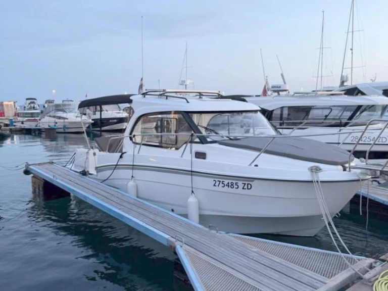Noleggiare una Bénéteau Antares 8 OB a Borik Marina