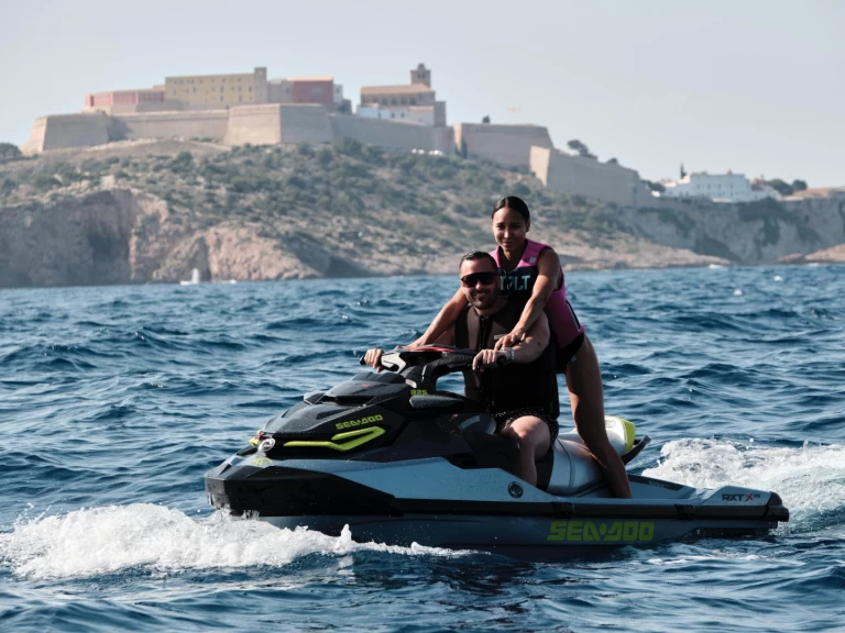 Noleggiare una Sea-Doo RXT-X 325 cv a Ibiza Town