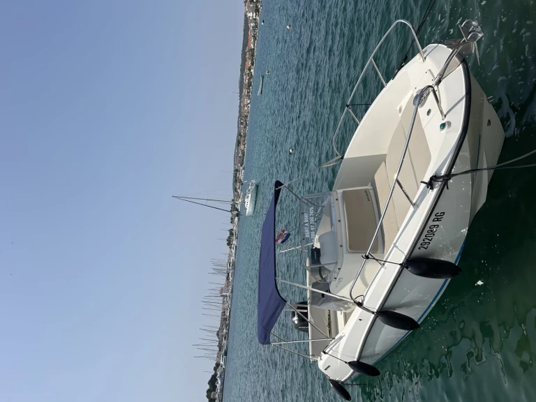 Barca a motore a noleggio a Rogosnizza al miglior prezzo