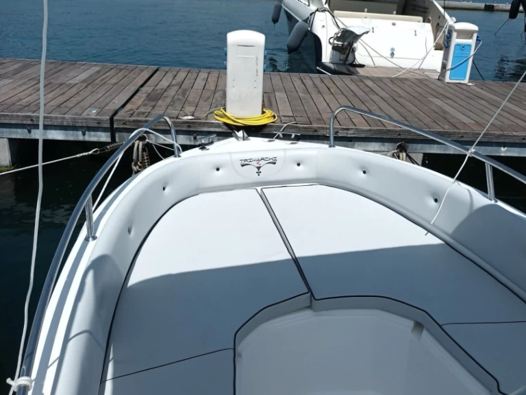 Noleggio Barca a motore Trimarchi con patente nautica