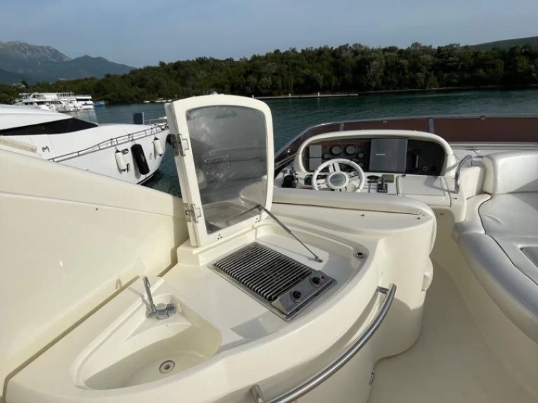 Noleggio Yacht di lusso Azimut con patente nautica