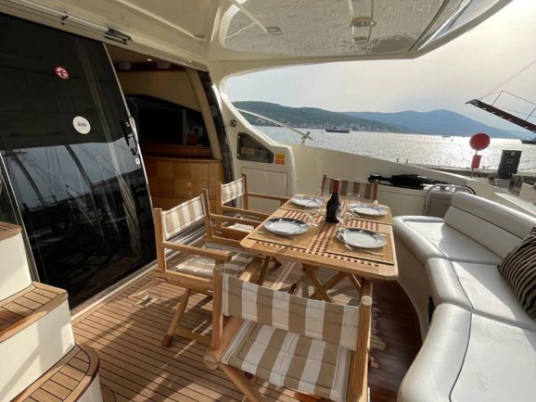 Noleggiare una Azimut Azimut 62 Fly a Tivat