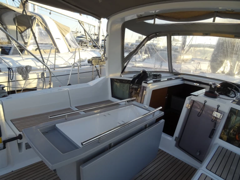 Noleggiare una Bénéteau Oceanis 41.1 a Álimos