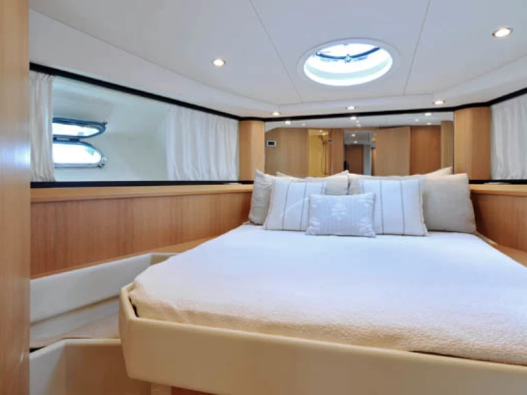 Yacht di lusso a noleggio a Cannigione al miglior prezzo
