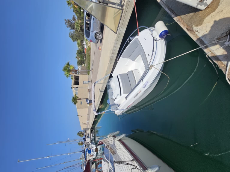 Barca a motore a noleggio a Roda de Barà al miglior prezzo