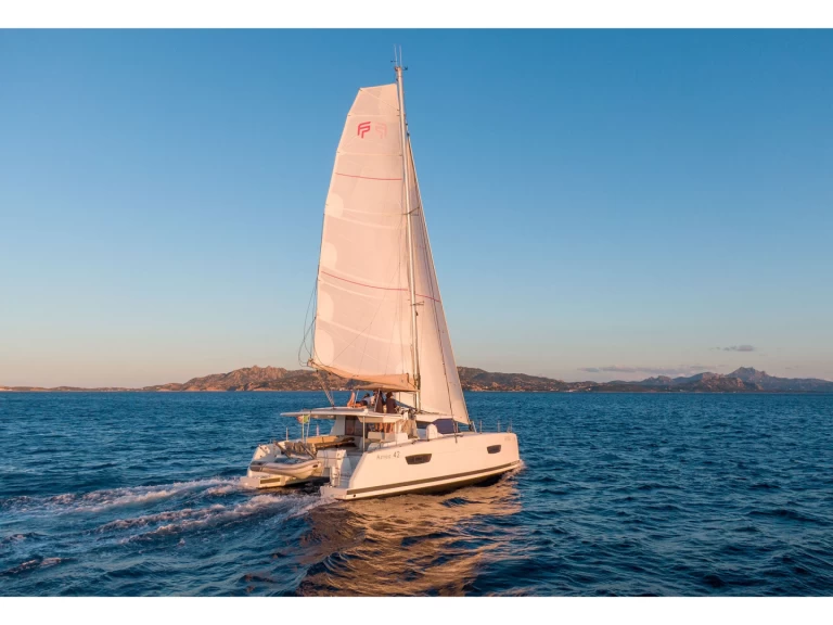 Noleggio Catamarano a Cannigione – Fountaine Pajot Astrea 42