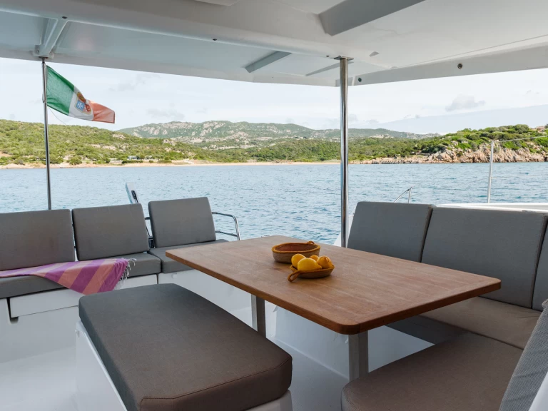 Catamarano a noleggio a Cannigione al miglior prezzo