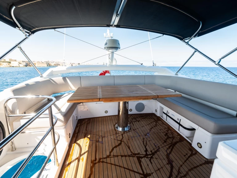 Noleggio Yacht di lusso a San Julian's – Sunseeker Manhattan 52
