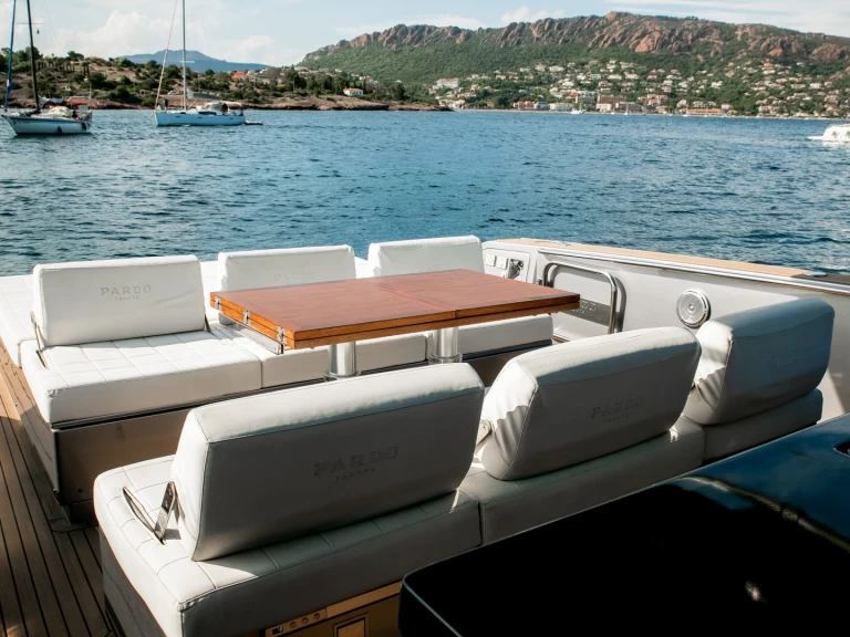 Pardo Yachts Pardo 43 da affittare a  Cannes