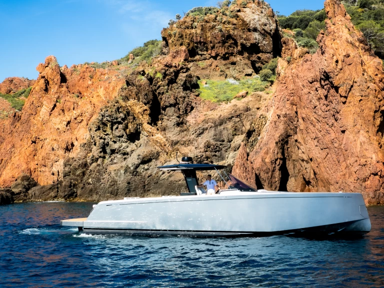 Noleggio Barca a motore con o senza skipper Pardo Yachts a Saint-Tropez