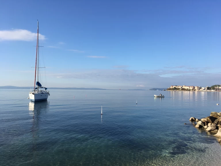 Noleggiare una Bénéteau Oceanis 373 a Vis