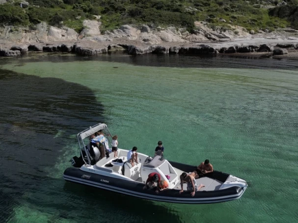 Noleggiare una FANALE MARINE Altagna 800 a Algajola