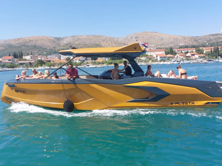 Noleggiare una Alesta Marine Raptor parasailing a Spalato