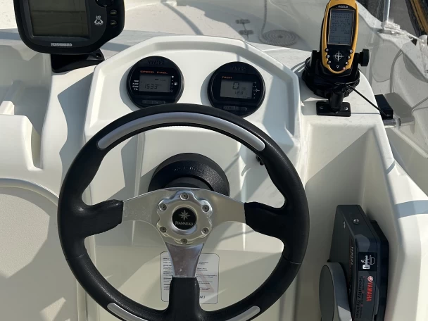 Barca a motore a noleggio a Saint-Raphaël al miglior prezzo