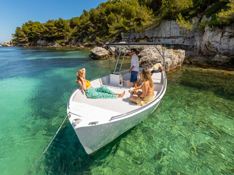 Barca a motore a noleggio a Port Pierre Canto al miglior prezzo