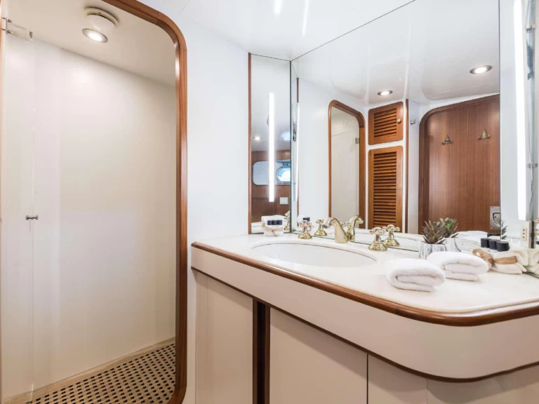 Noleggio Yacht di lusso con o senza skipper CRN Ancona a Ibiza Town
