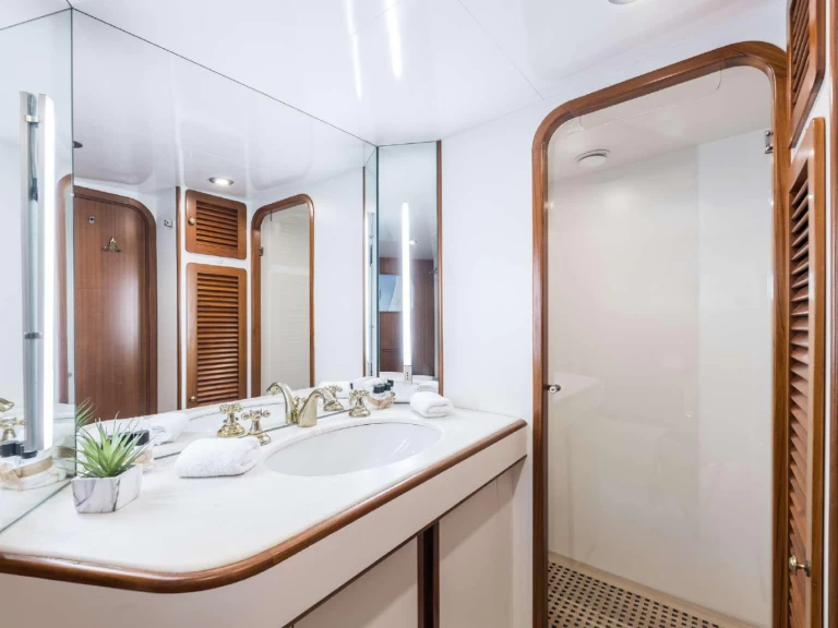 Noleggio Yacht di lusso CRN Ancona con patente nautica