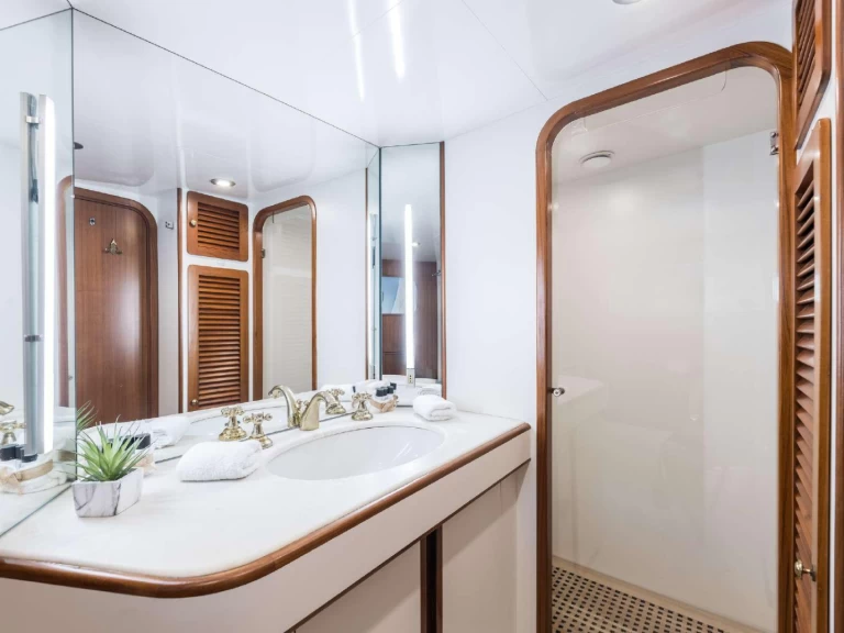 Noleggiare una NAVETTA 31m a Ibiza Town