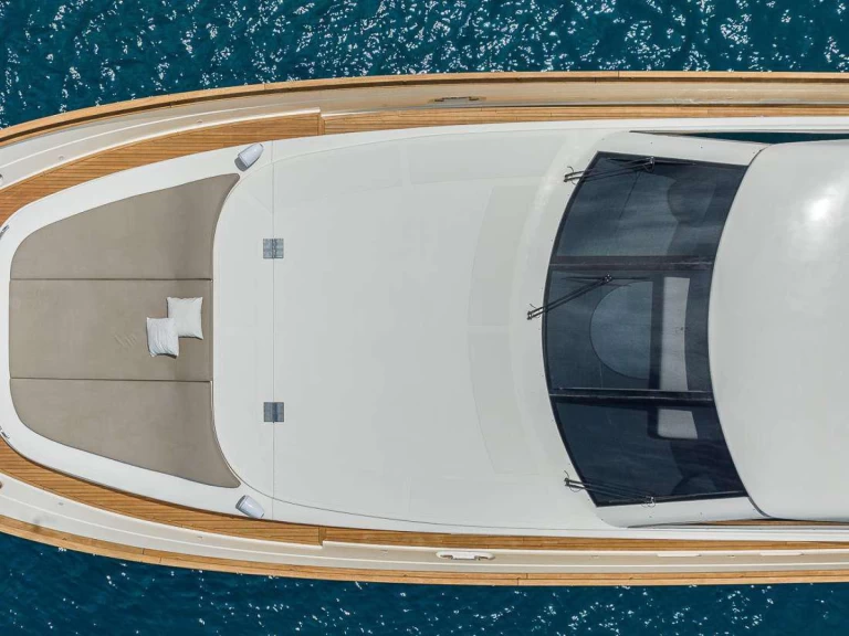 Noleggiare una Astondoa Astondoa 102 GLX a Ibiza Town