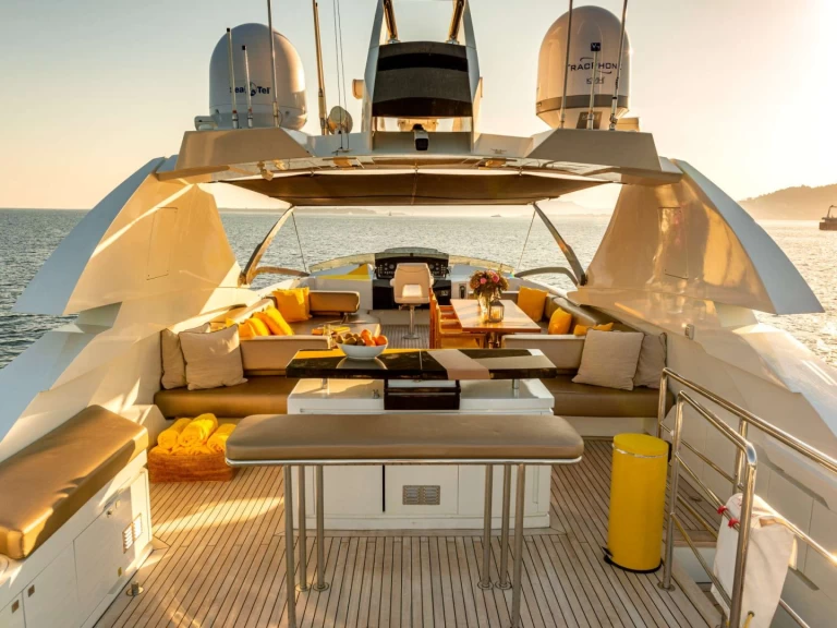 Noleggiare una Peri Yachts Quantum a Cannes