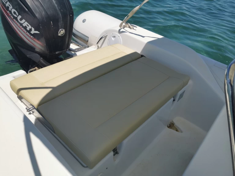 Noleggiare una Valiant DR 600 a La Savina