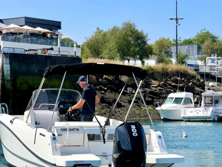 Noleggiare una Quicksilver Activ 755 Open a Brest