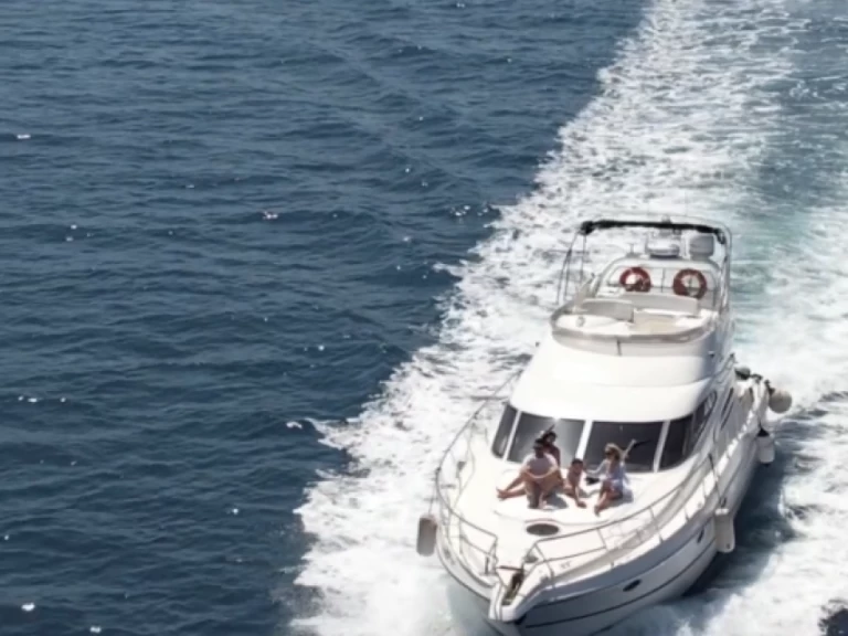 Barca a motore a noleggio a Himarë al miglior prezzo