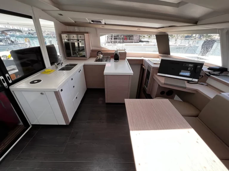 Noleggio barche Fountaine Pajot Astrea 42 a Pola su Samboat