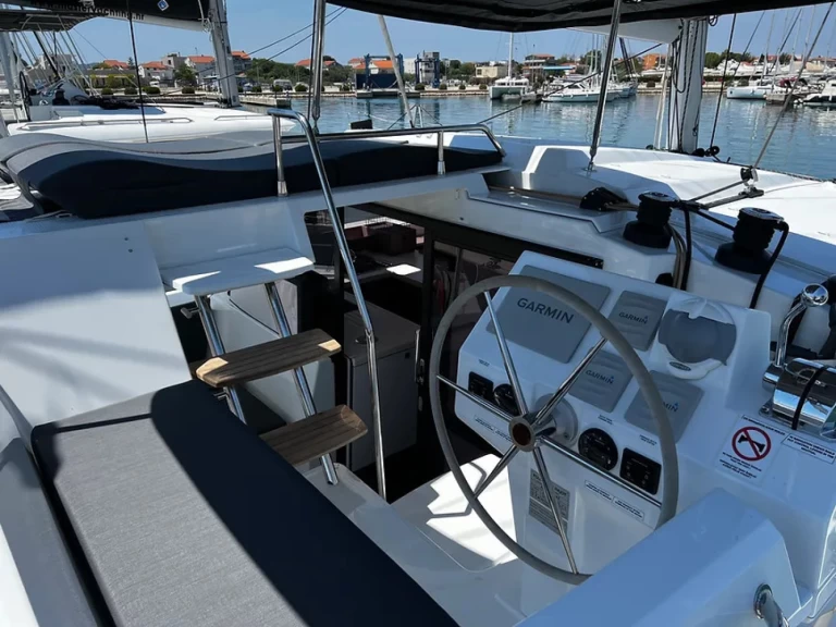 Noleggio Catamarano a Pola – Fountaine Pajot Astrea 42