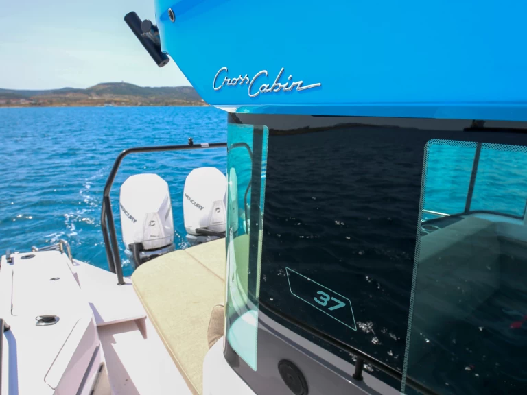 Noleggiare una Axopar Axopar 37 XC Cross Cabin a Lávrio