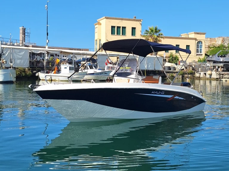 Noleggio Barca a motore Trimarchi con patente nautica