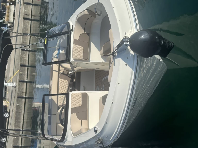 Barca a motore a noleggio a Lausanne al miglior prezzo