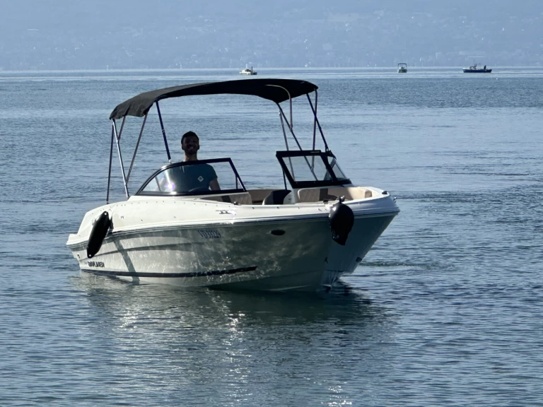 Noleggiare una Bayliner VR4 a Lausanne