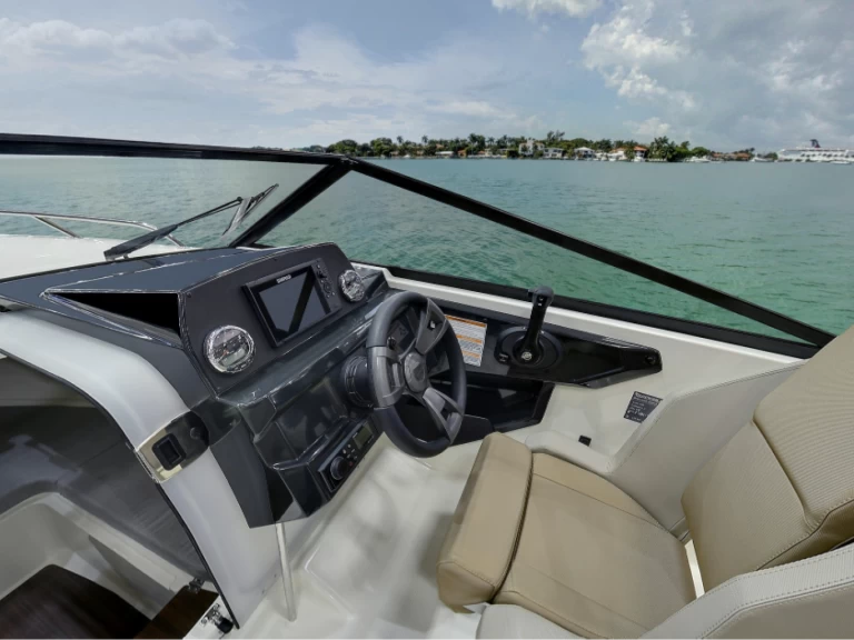 Barca a motore a noleggio a Mandelieu-la-Napoule al miglior prezzo