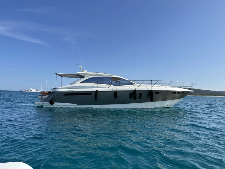 Yacht di lusso a noleggio a Saint-Raphaël al miglior prezzo