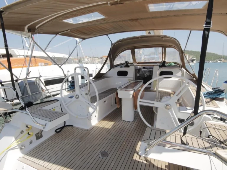 Noleggiare una Bénéteau Oceanis 45 a Antibes