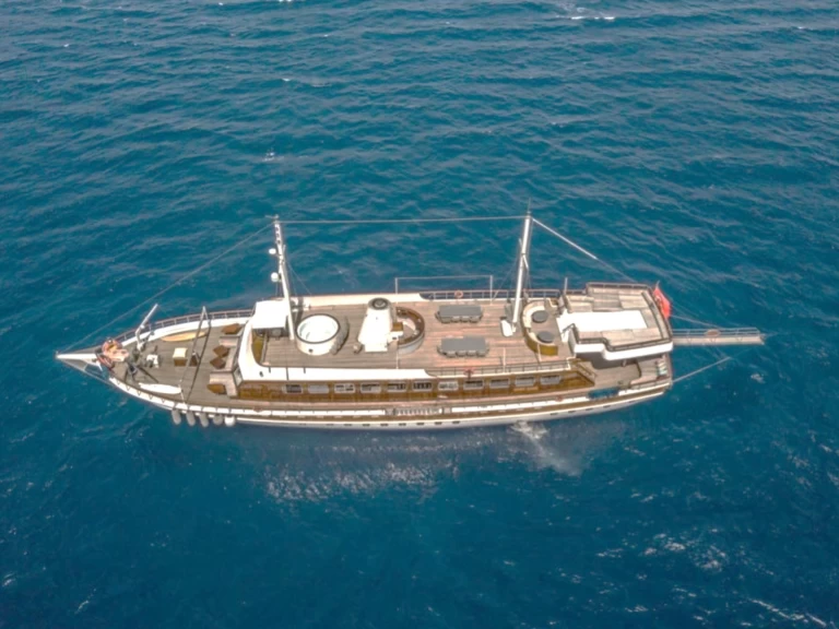 Noleggio Yacht di lusso Custom Made con patente nautica