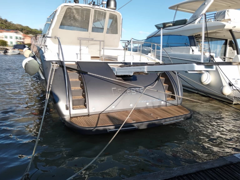 Noleggio Yacht di lusso Arno Leopard con patente nautica