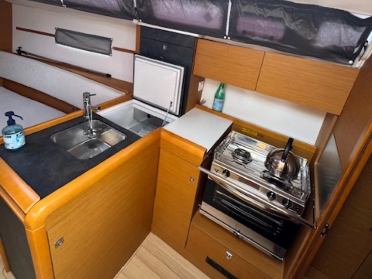 Noleggiare una SUN ODYSSEY 349 QR 2016 SUN ODYSSEY 349 QR 2016 a La Rochelle