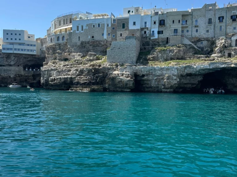 Barca a motore a noleggio a Polignano a Mare al miglior prezzo