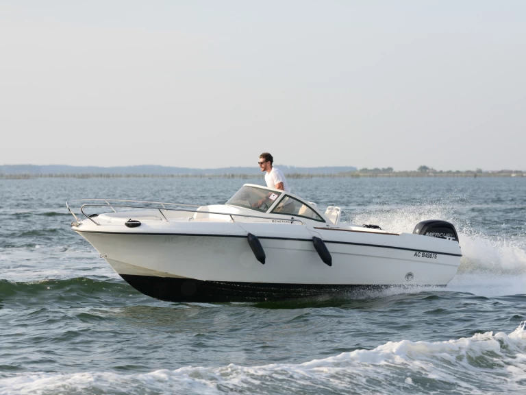 Noleggio Barca a motore Bénéteau con patente nautica