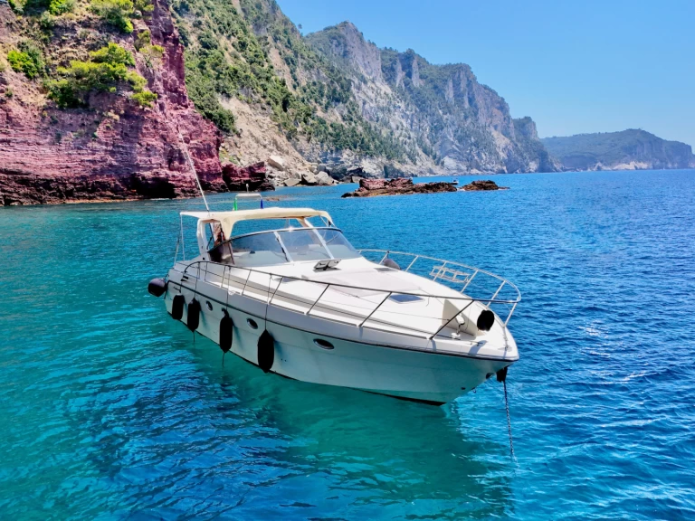 Noleggiare una Cranchi Mediterranee 41 a Carrara