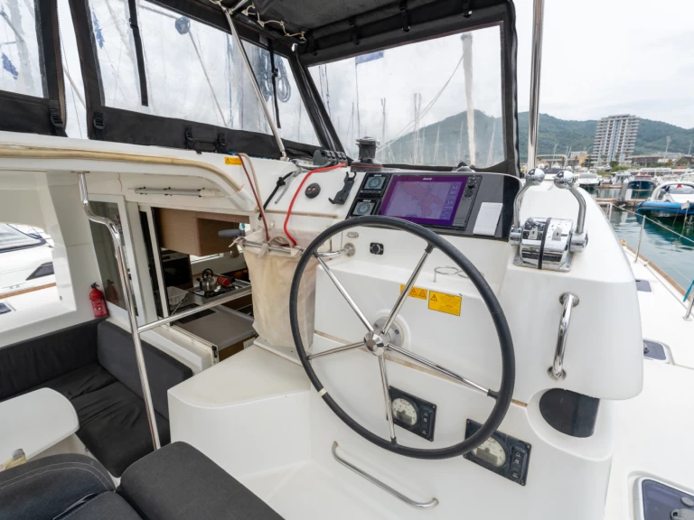 Noleggio Catamarano a Salerno – Lagoon Lagoon 40