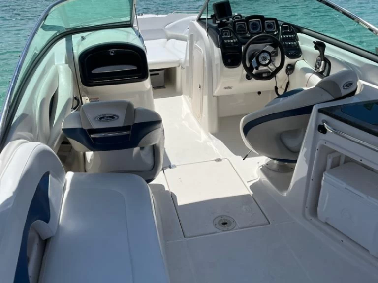 Noleggiare una Chaparral 256 SSX a Ibiza Town