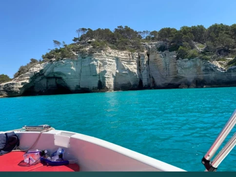 Barca a motore a noleggio a Cala'n Porter al miglior prezzo