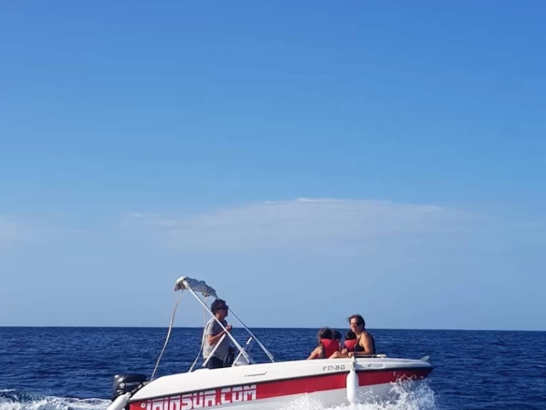Noleggiare una Compass 135 a Cala'n Porter