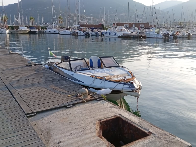 Barca a motore a noleggio a Porto Mirabello al miglior prezzo