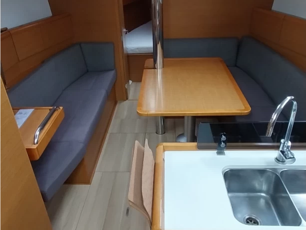 Noleggio Barca a vela Jeanneau con patente nautica