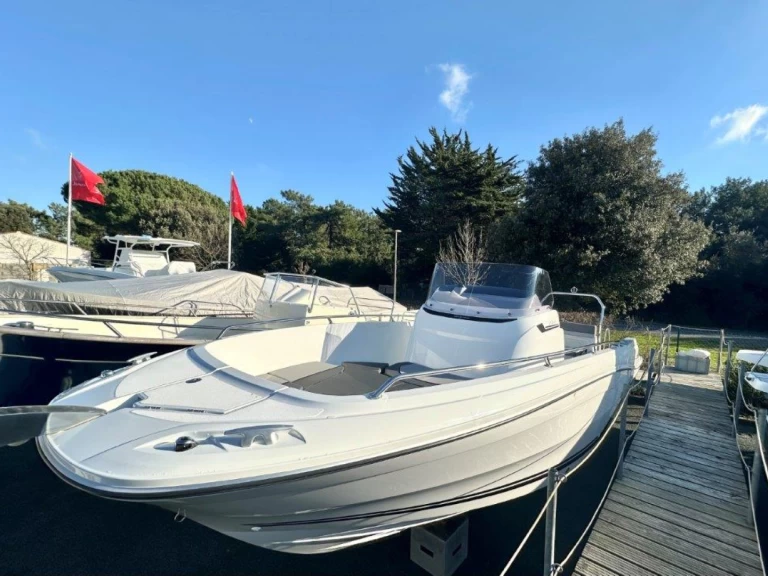 Noleggio Barca a motore Jeanneau con patente nautica